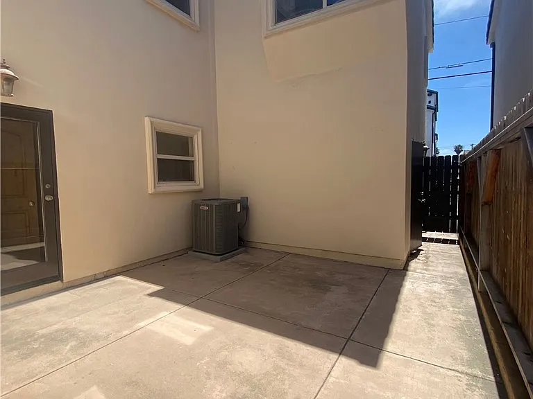 318 9th St — Photo 23