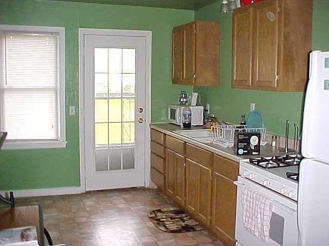 2nd image of 211 W Dl