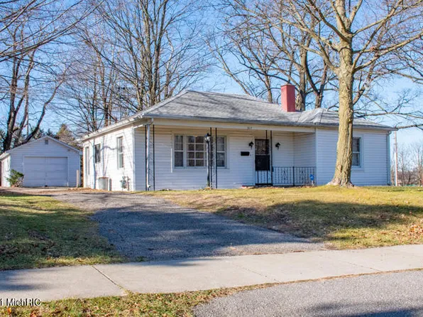 317 N Lowe St, Dowagiac, MI 49047
