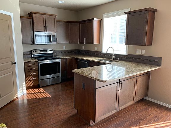 5th image of 913 S Eagles Ct