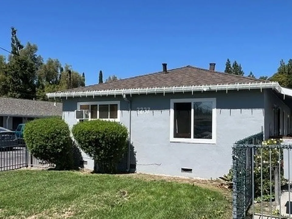 2237 Luz Ave