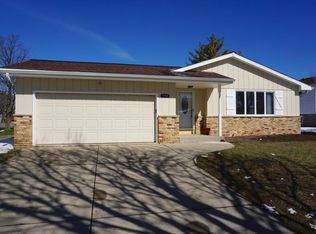 9704 S Veronica Dr, Oak Creek, WI 53154