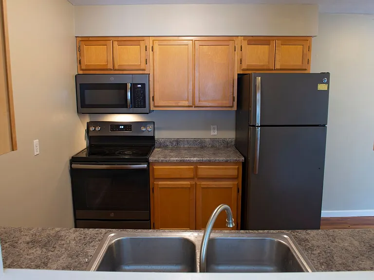 Newbury Apartment Homes — Photo 24