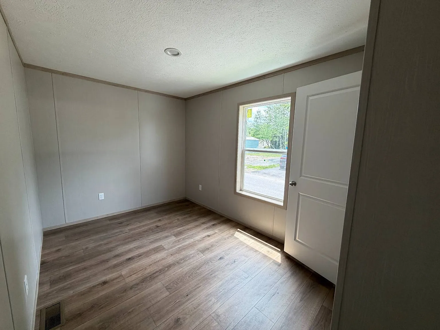 3 bed, 2.0 bath, 1056 sqft, $1,290 — Photo 4