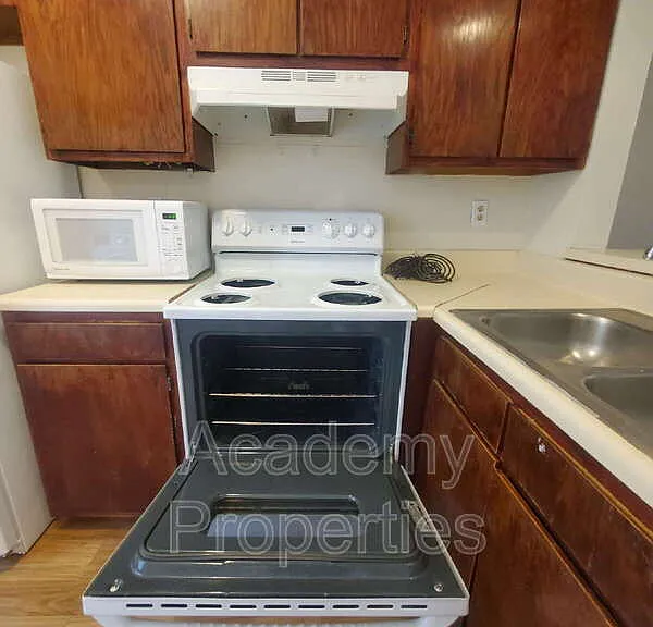 200 Sheraton Ct — Photo 3