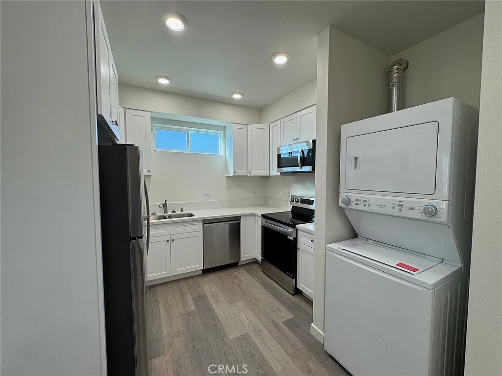 3 bed, 1166 sqft, $3,988 — Photo 4