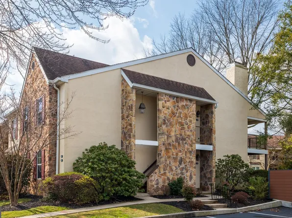 112 Valley Stream Cir, Chesterbrook, PA 19087