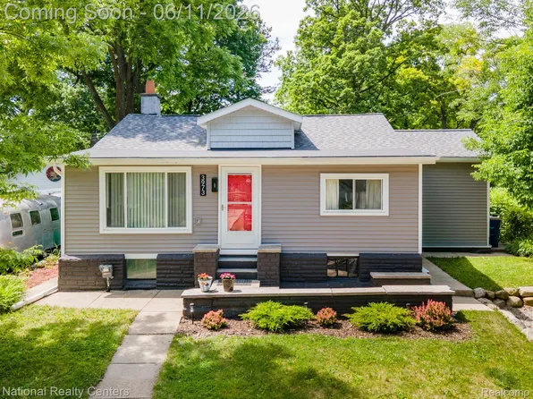 3973 Oak Knoll Rd, Waterford, MI 48328