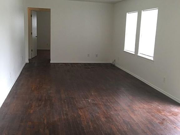 5th image of 1101 Latham Ln