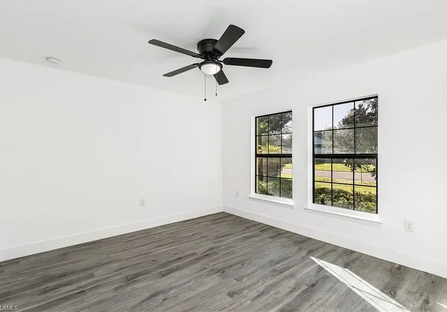Stunning 5 Bedroom 2.5 Bath w/Den — Photo 3