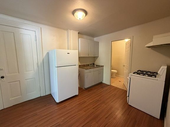 4th image of 254 W Elm St APT 1