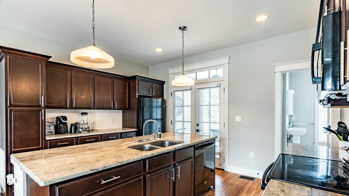 4 bed, 4.5 bath, 2800 sqft, $4,950 — Photo 2
