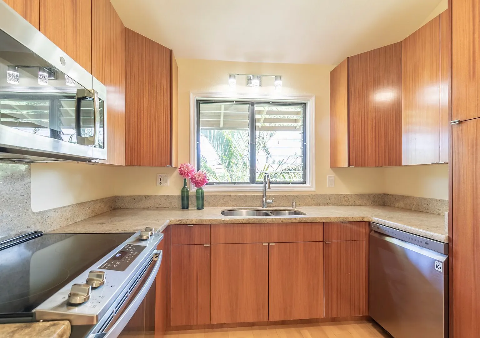 Beautiful 3bd/2 ba 2nd floor unit in Haleakala Gardens — Photo 2