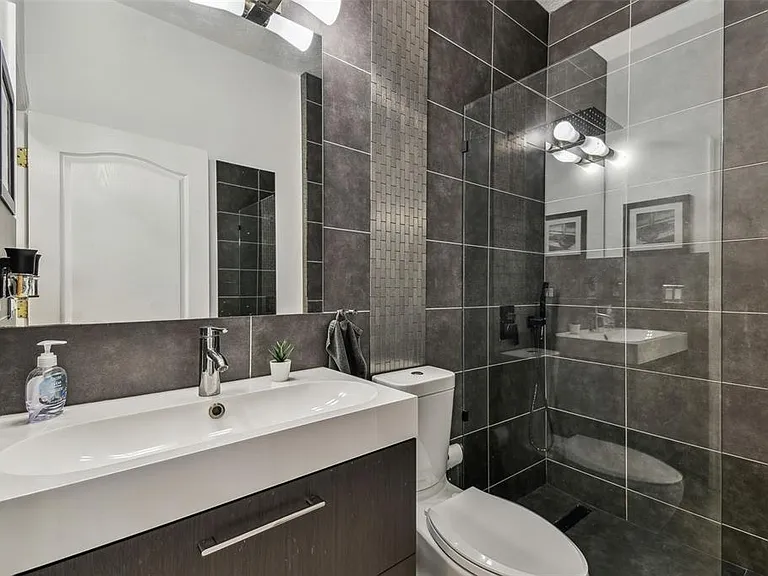 8208 Pinewood Run Ct — Photo 33