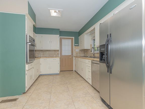 5th image of 2113 Southeast Blvd