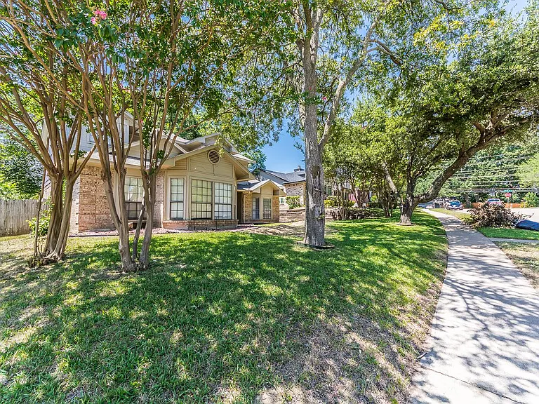 2710 Francisco Dr — Photo 5