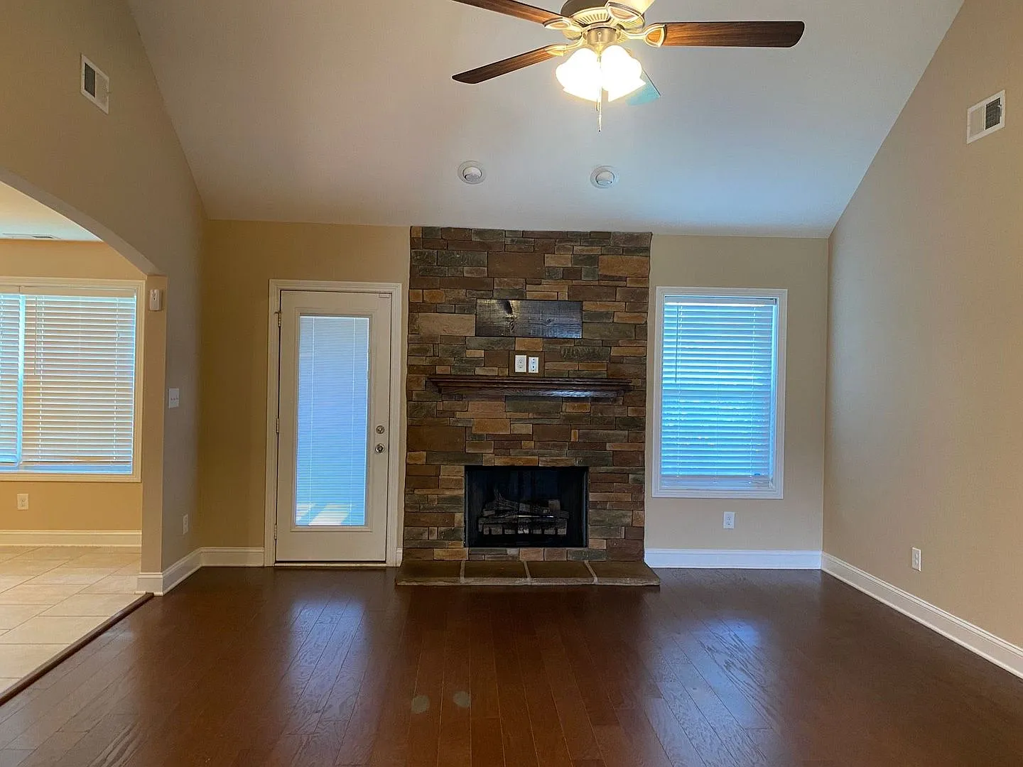 Partial Brick Ranch in Autumn Creek! Open Floor Plan with 3 Bed/2 Bath and 2 Car garage, Fenced y... — Photo 2