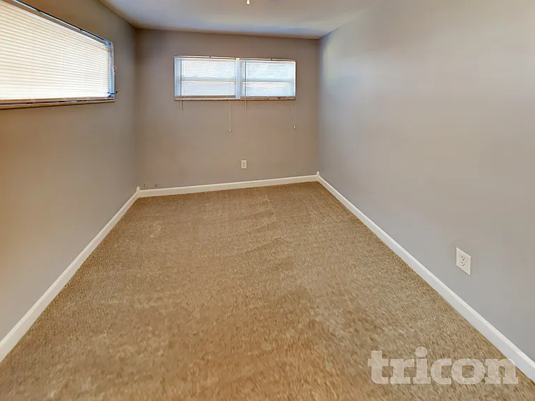 1117 N Saturn Ave — Photo 14