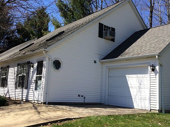 3rd image of 133 Burlington Oval Dr