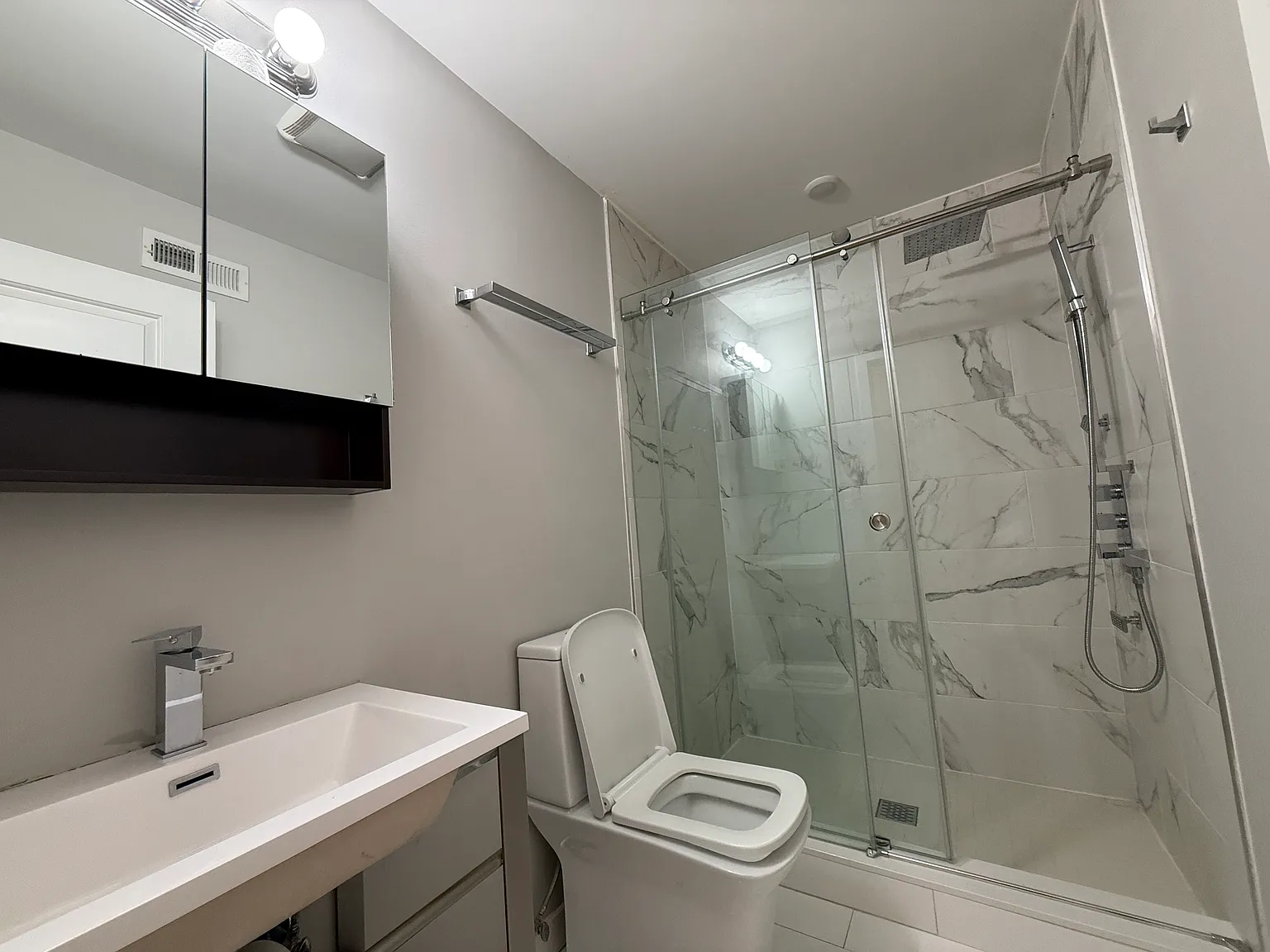 3 bed, 1500 sqft, $2,100 — Photo 3