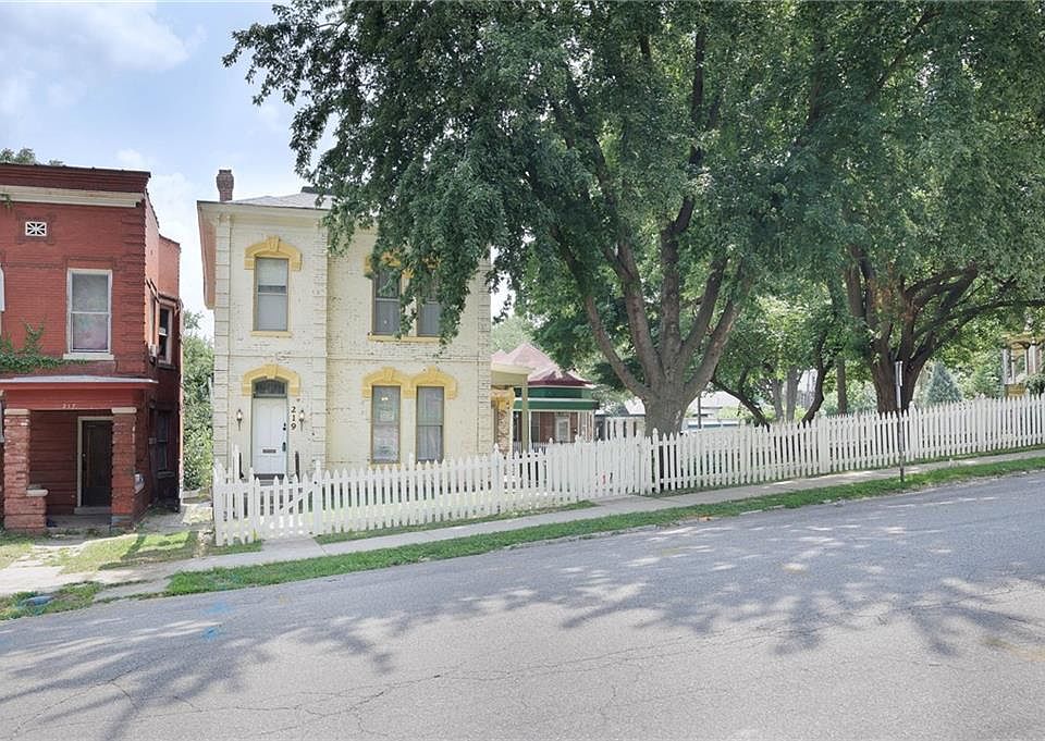 1st image of 219 S 12th St