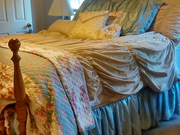 Master Bedroom w/bath