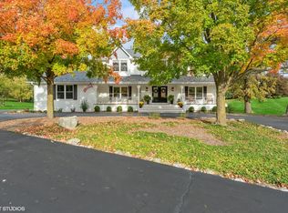 25235 N Cayuga Trl, Lake Barrington, IL 60010