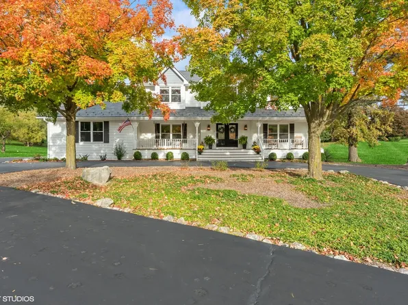 25235 N Cayuga Trl, Lake Barrington, IL 60010