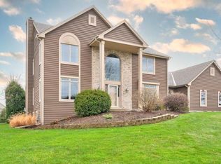 N54W16909 Ravenwood Dr, Menomonee Falls, WI 53051