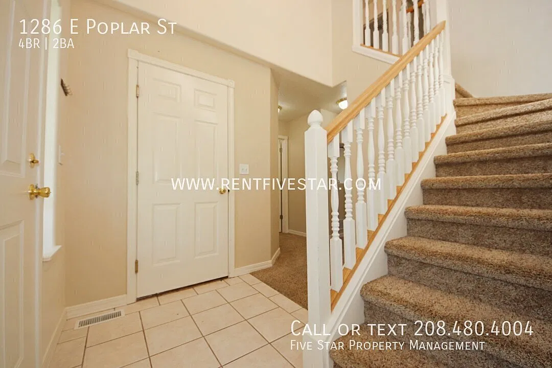 Spacious 4 Bedroom Townhome with Single Car Garage! — Photo 2