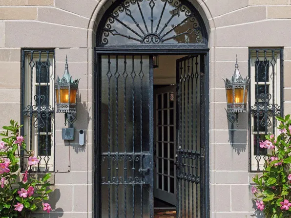 2308 W Lake Of The Isles Pkwy, Minneapolis, MN 55405