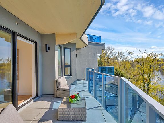 4th image of 33160 Plaxton Cres #505