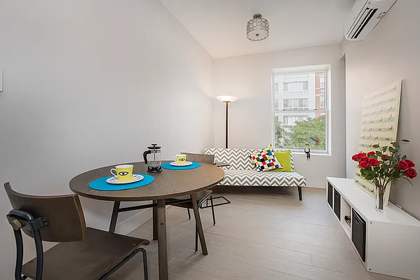 Rented by Perry Associates NYC Inc | media 18