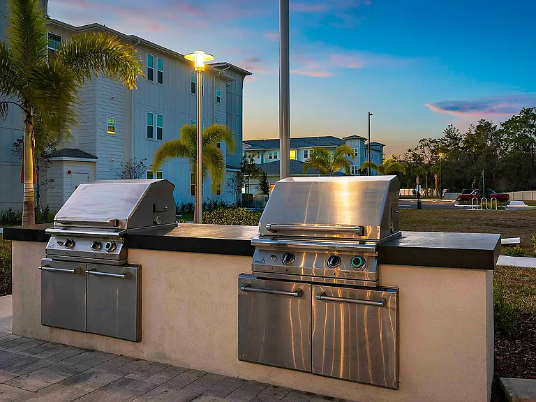 Experience luxurious outdoor dining with our state-of-the-art grilling stations.
