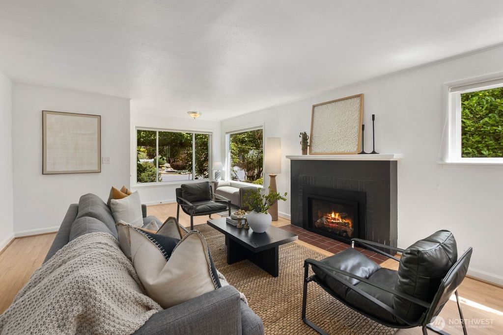 11205 Phinney Avenue N, Seattle, WA - More