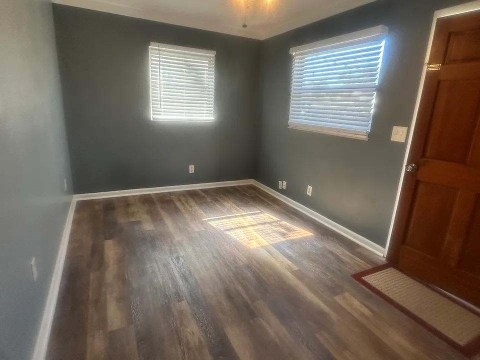 Living room w/entrance door