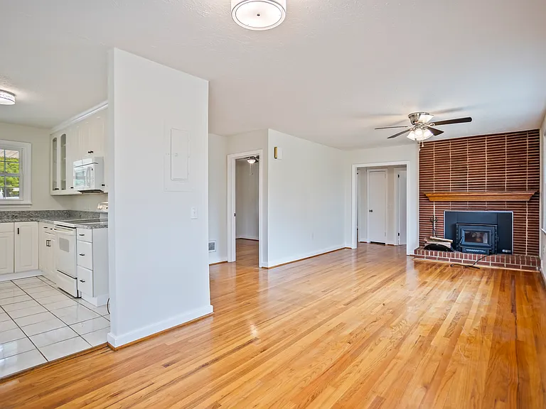 1831 Courtney Dr — Photo 3