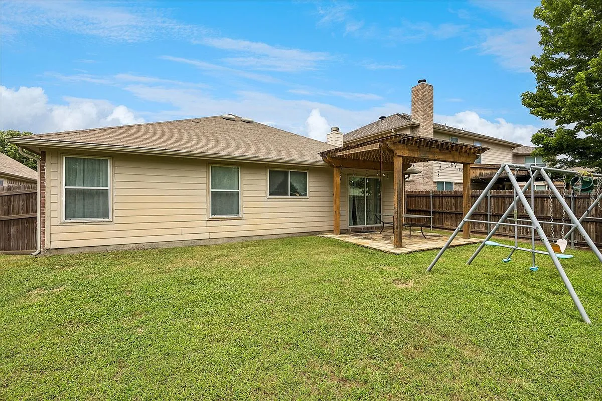 3 bed, 2.0 bath, 1938 sqft, $2,200 — Photo 1