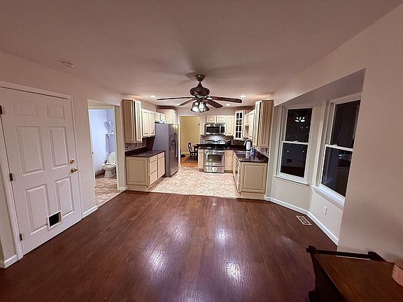 Kitchen and Breakfast