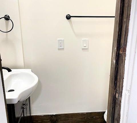 5th image of 2362 Harper Ave