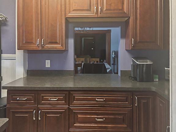 4th image of 646 Maple Street