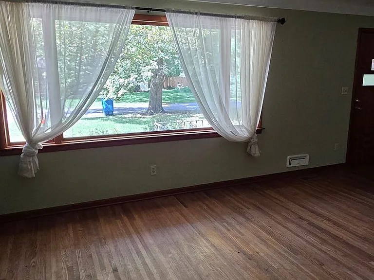 925 Sunset Dr — Photo 5
