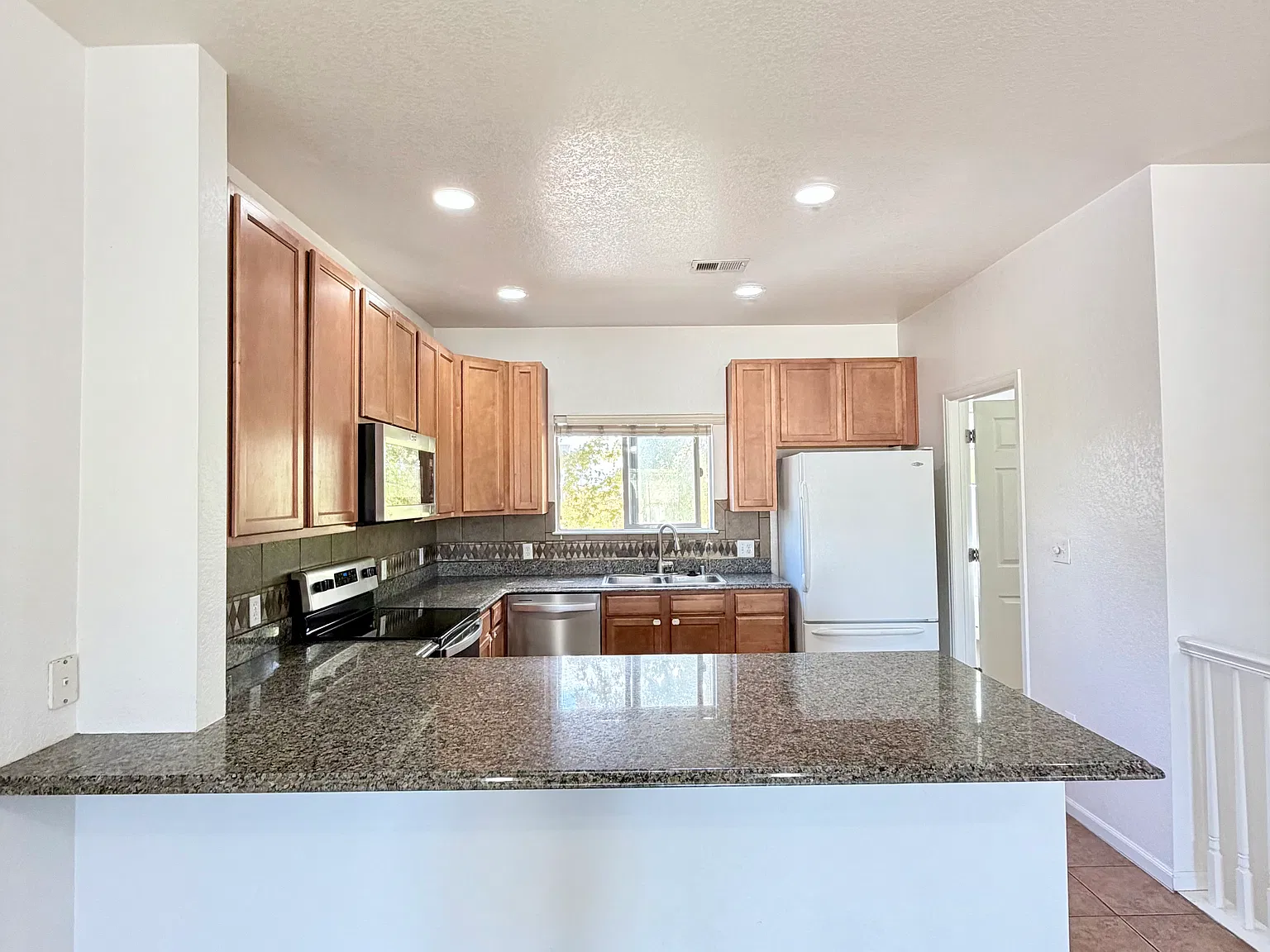 2 bed, 2.5 bath, 1279 sqft, $2,100 — Photo 3