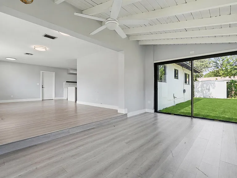 21341 NE 25th Ct — Photo 4