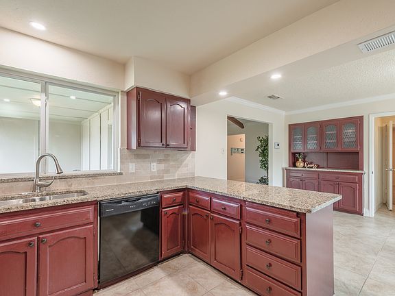 5th image of 6429 N Park Dr