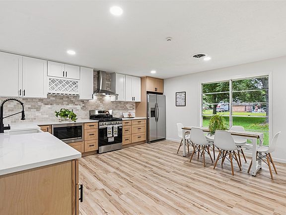 4th image of 15903 Hickory Dr
