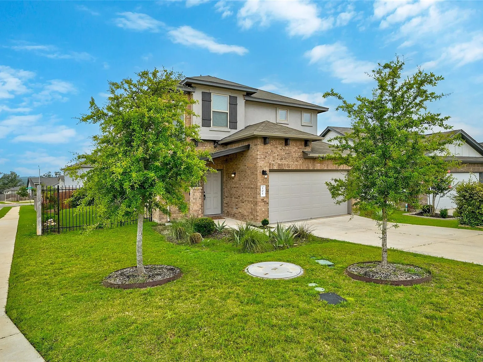 4 bed, 2.5 bath, 2129 sqft, $2,195 — Photo 1