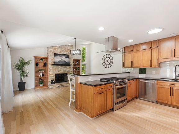 4th image of 3N010 Lakeview Ct