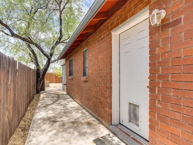 1120 E Waverly St — Photo 28