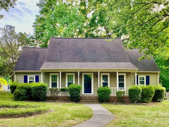 401 Sunnywood Ln, Charlotte, NC 28270